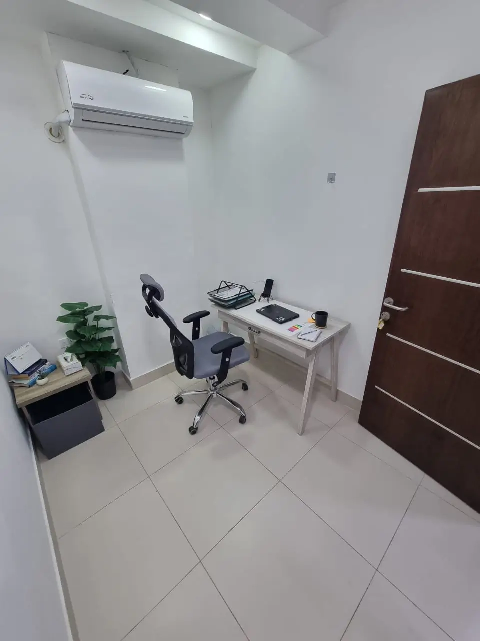 غرفة دراسة خاصة مع رفوف